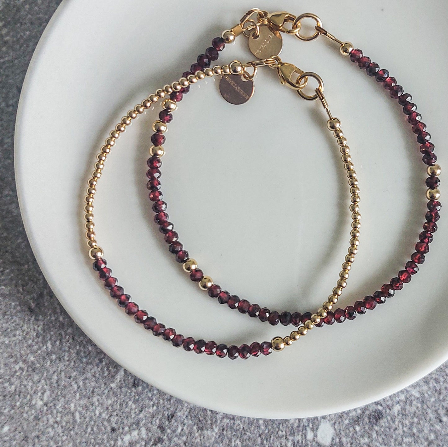 Golfilled armbanden met rode granaat edelsteen kralen