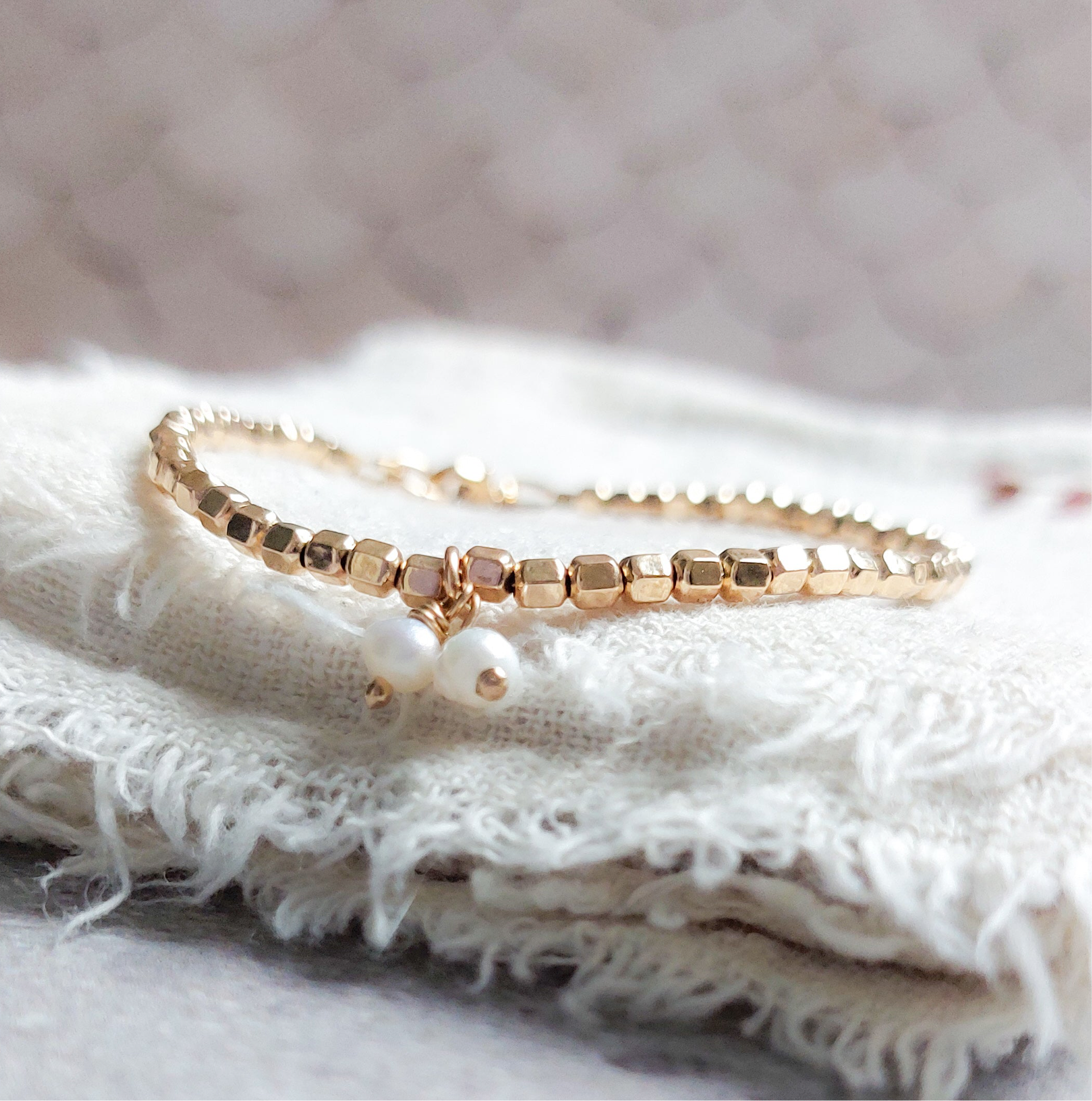 14k goldfilled armband met vierante kraaltjes en kleine pareltjes
