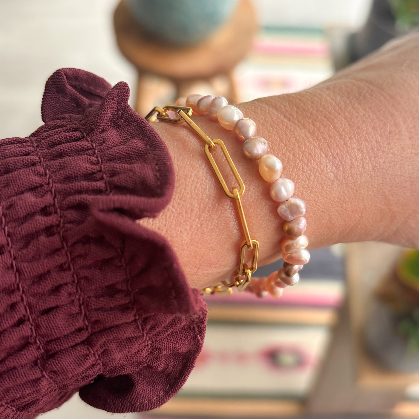 Pols met schakel armband en parels