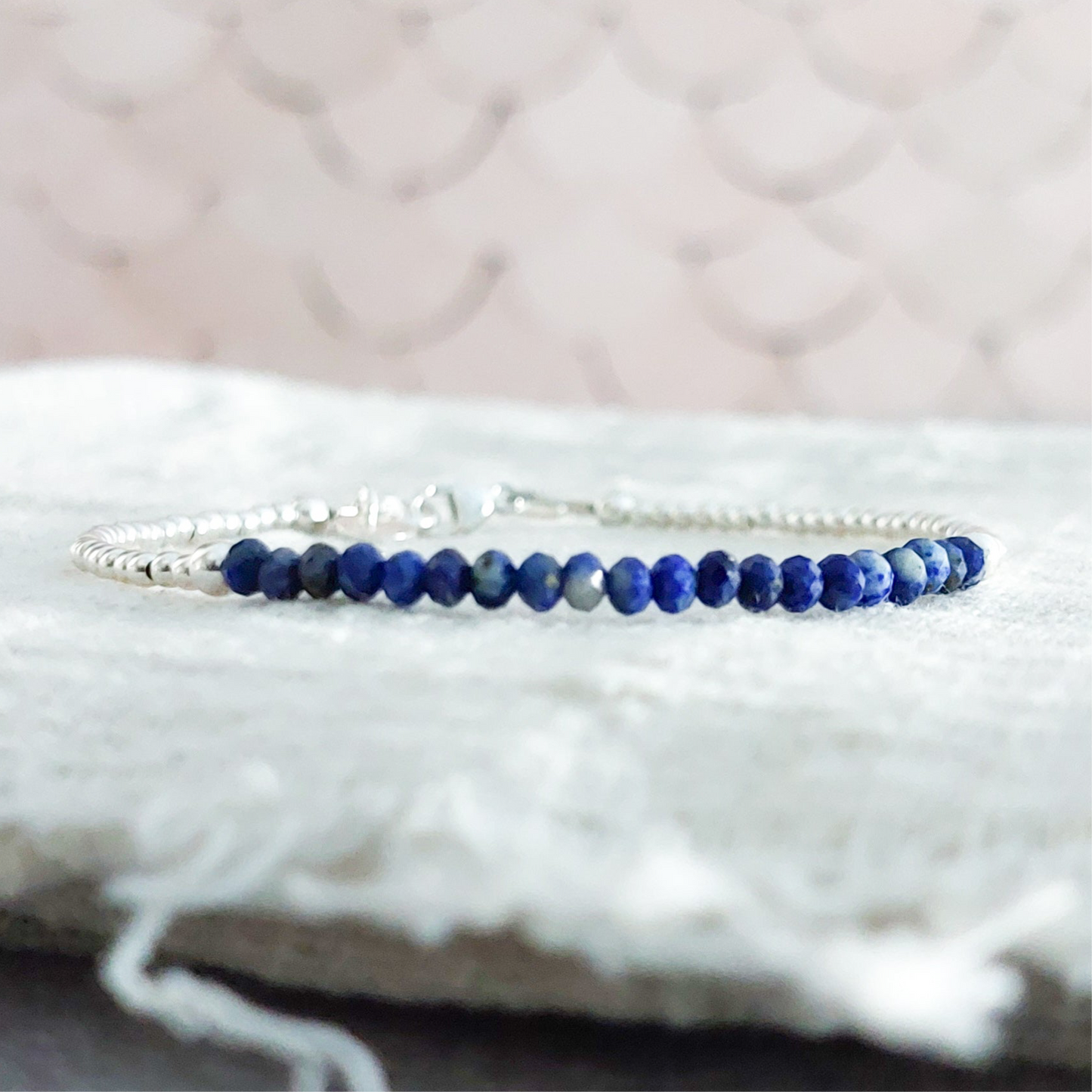 Zilveren edelsteen armband met blauwe lapid lazuli kralen