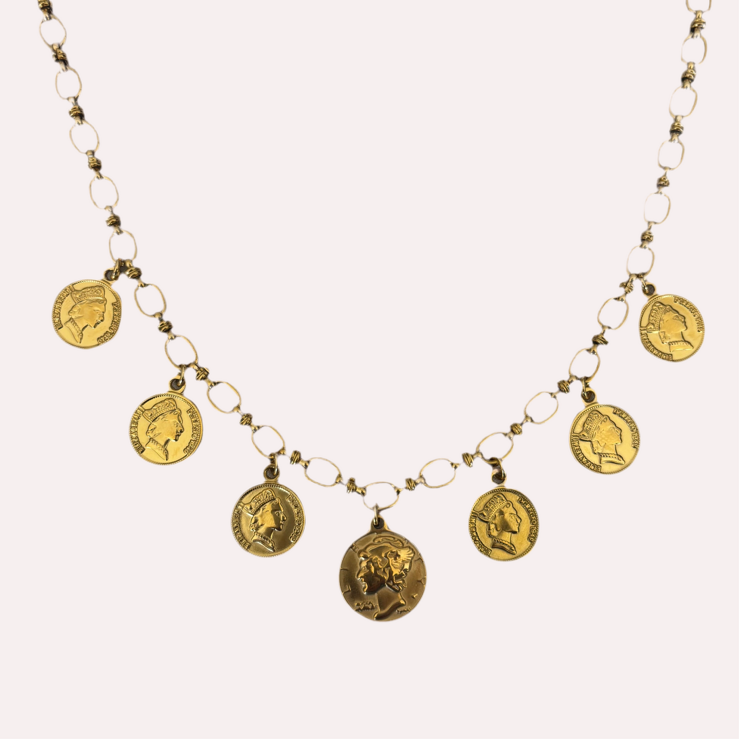 Gouden schakel ketting met munten bedels