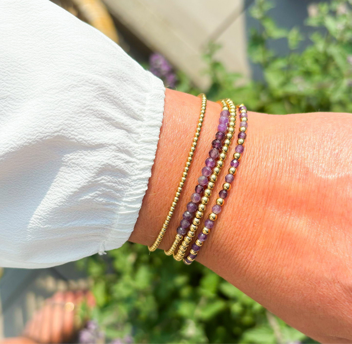 Paarse amethist edelsteen armbanden met gouden goldfilled kralen