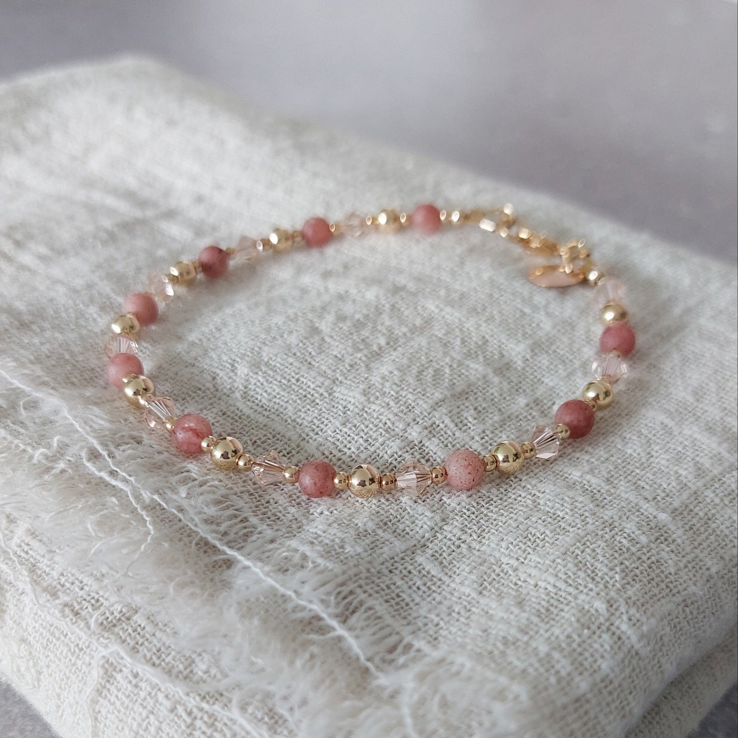 Edelsteen armband met Goldfilled kralen en slotje en zacht roze zonnesteen edelsteen