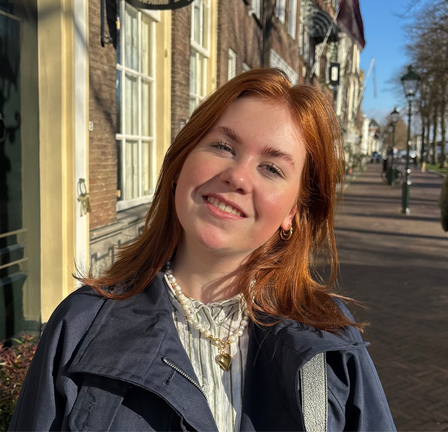vrouw met witte parelketting