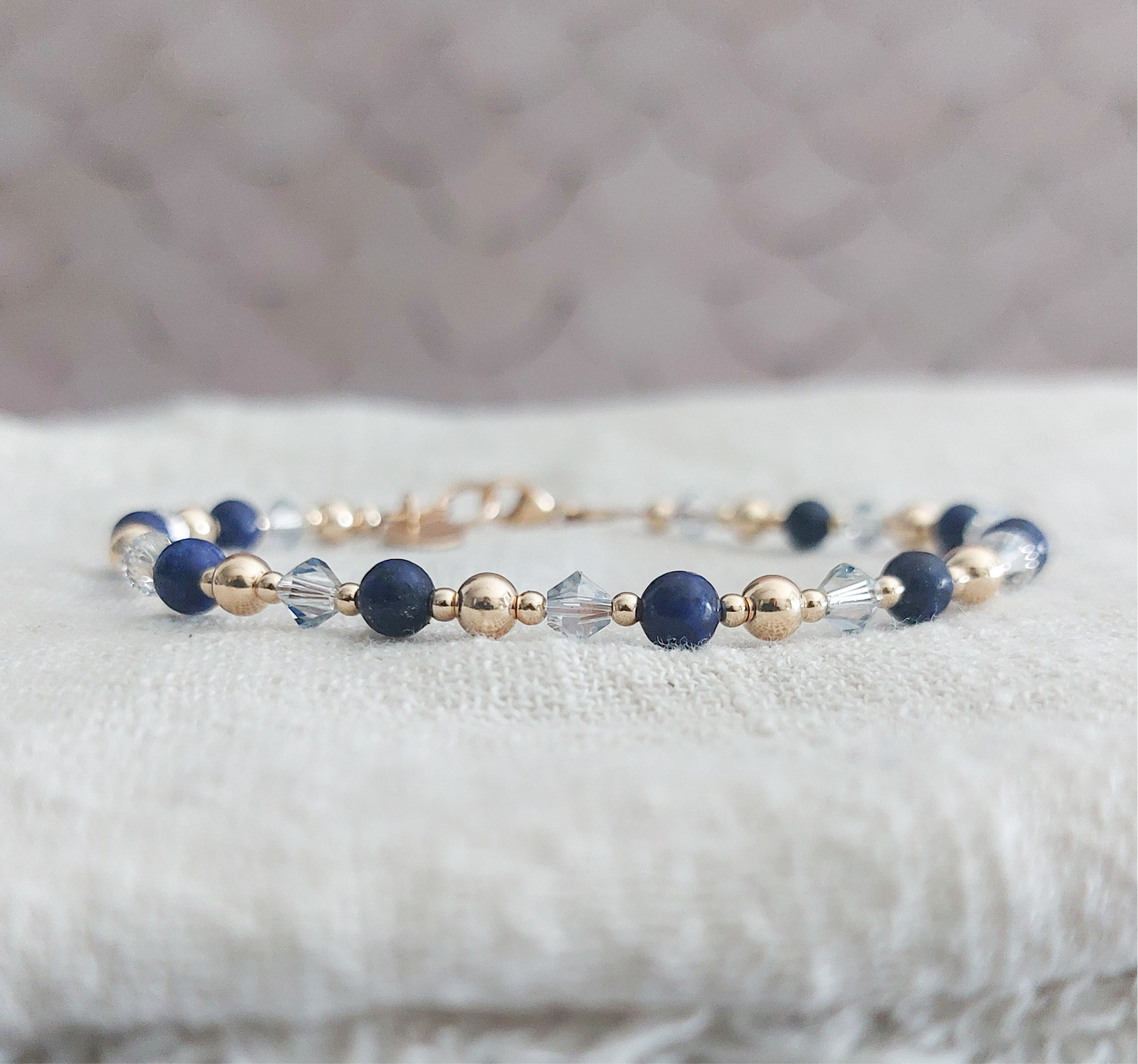 Edelsteen met lapis azuli, 14k gouden goldfilled kralen en swarovski kristal kralen