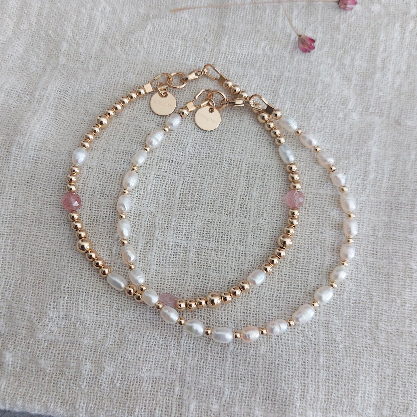 Armbanden van 14kGoldfilled parels en edelsteen aardbeien kwarts