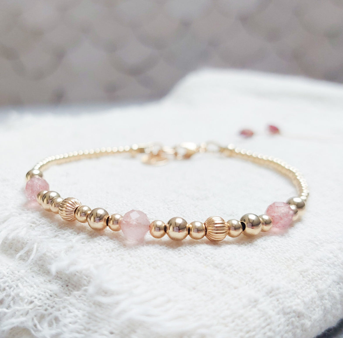 14k Goldfilled armband met edelsteen kralen van strawberry Quartz
