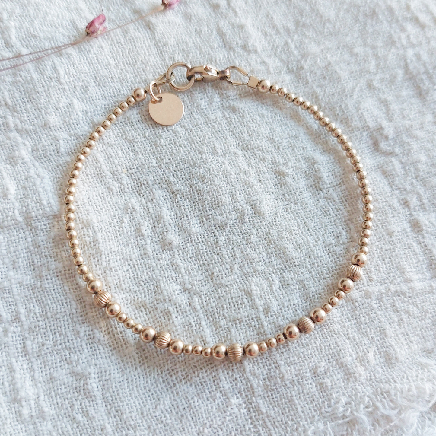 Gouden bolletjes armband Life met goldfilled kralen