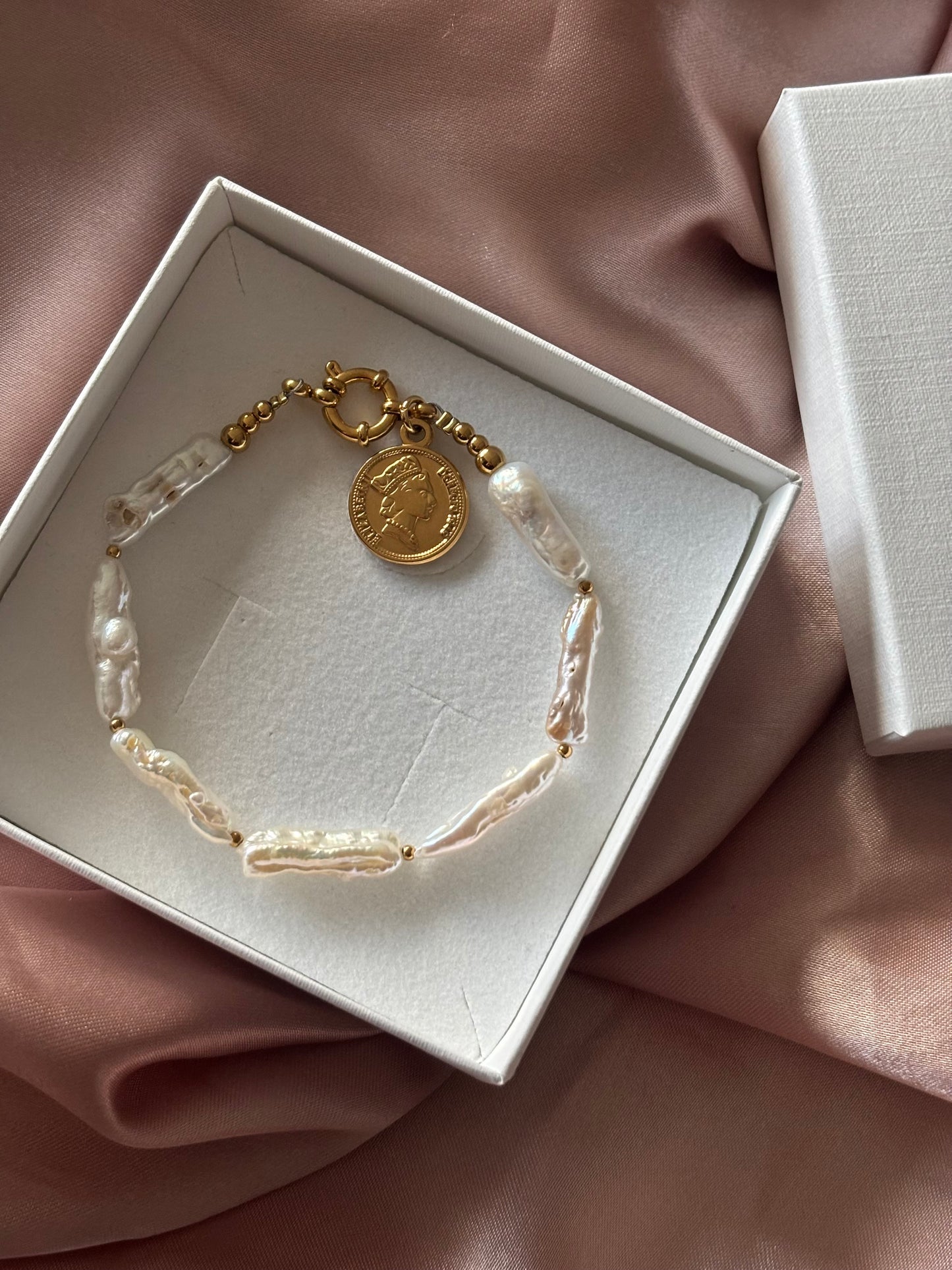 Parel armband in sieraden doosje