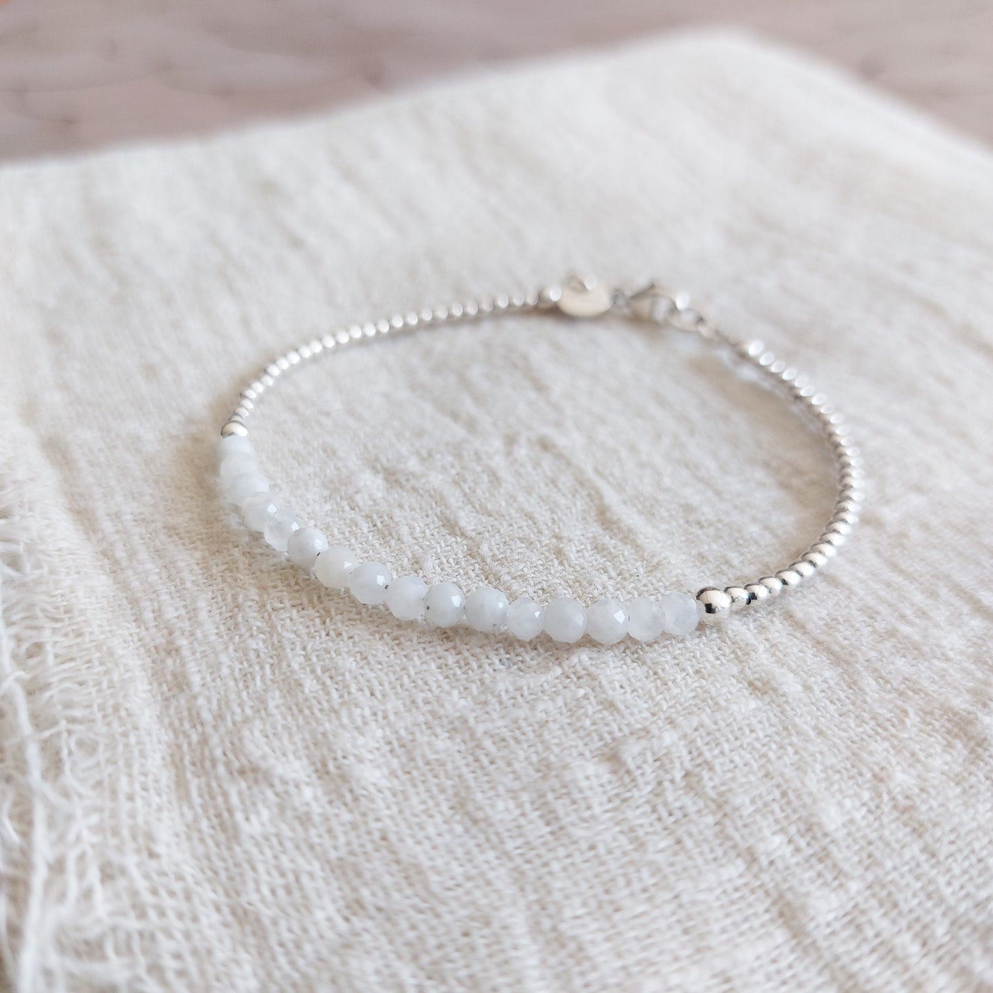 Zilveren armband met witte maansteen edelsteen