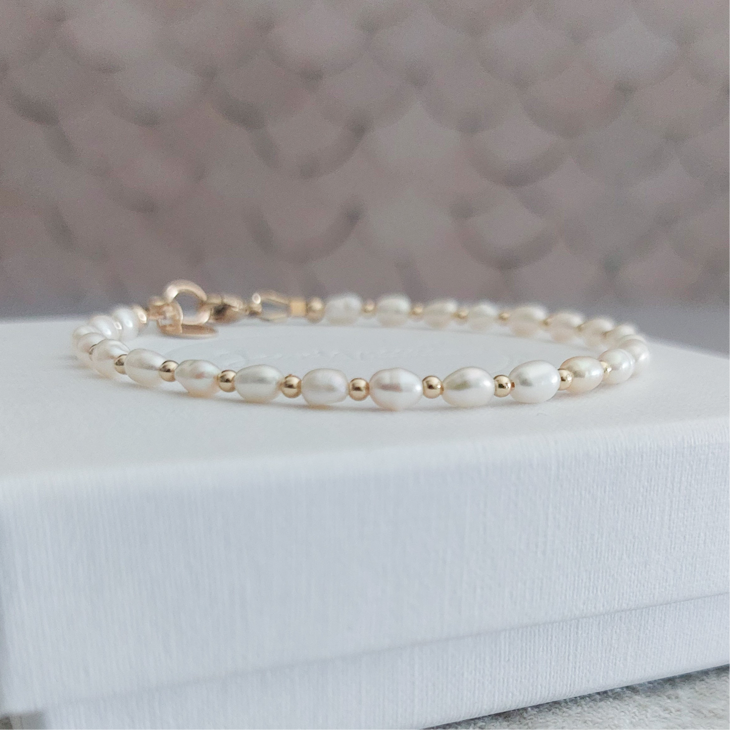 Parel armband met kleine 14k Goldfilled gouden kraaltjes en gouden slotje