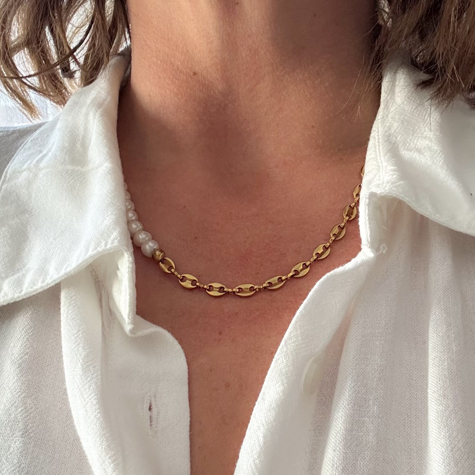 vrouw met parel schakel ketting rvs
