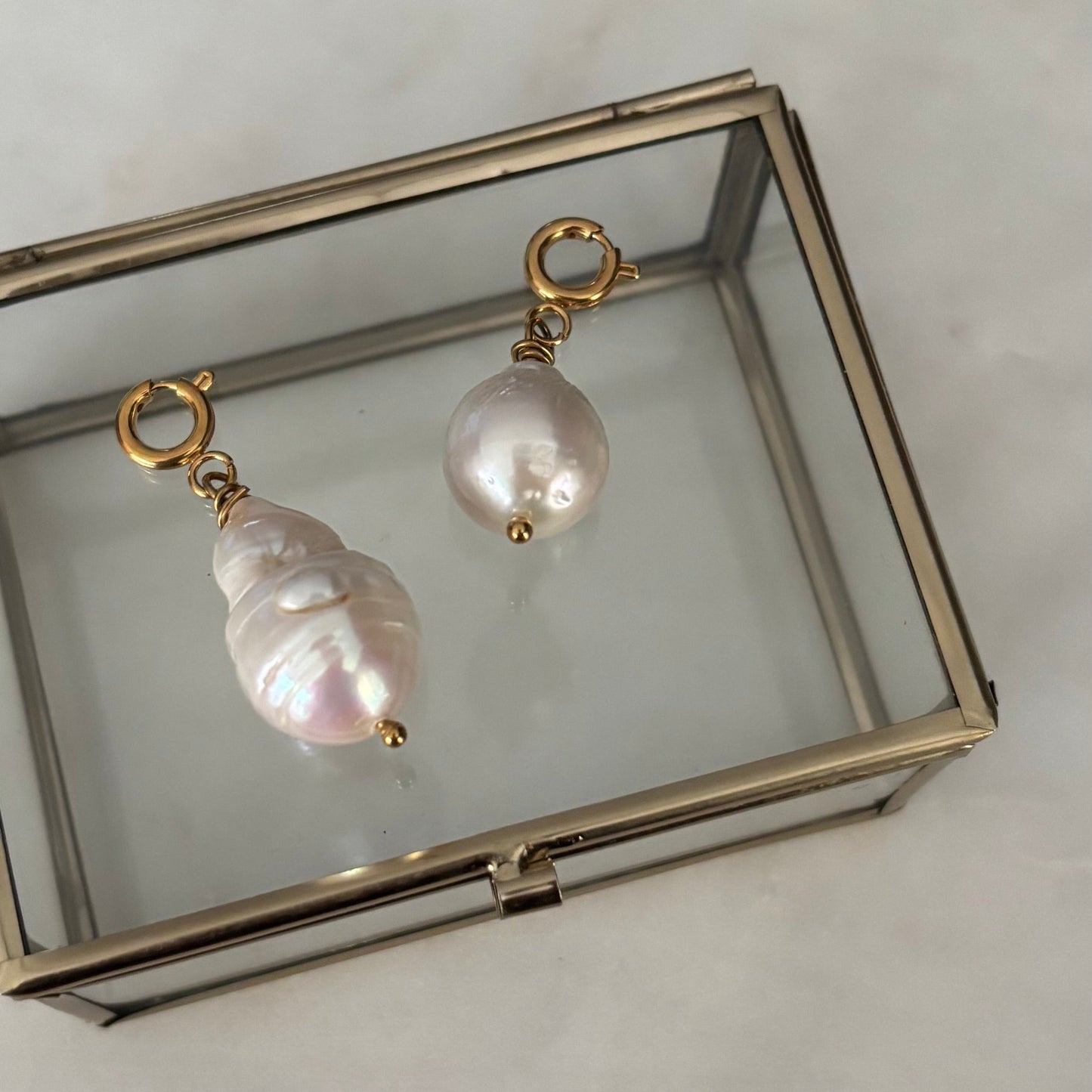 twee grote parels op sieradenkistje