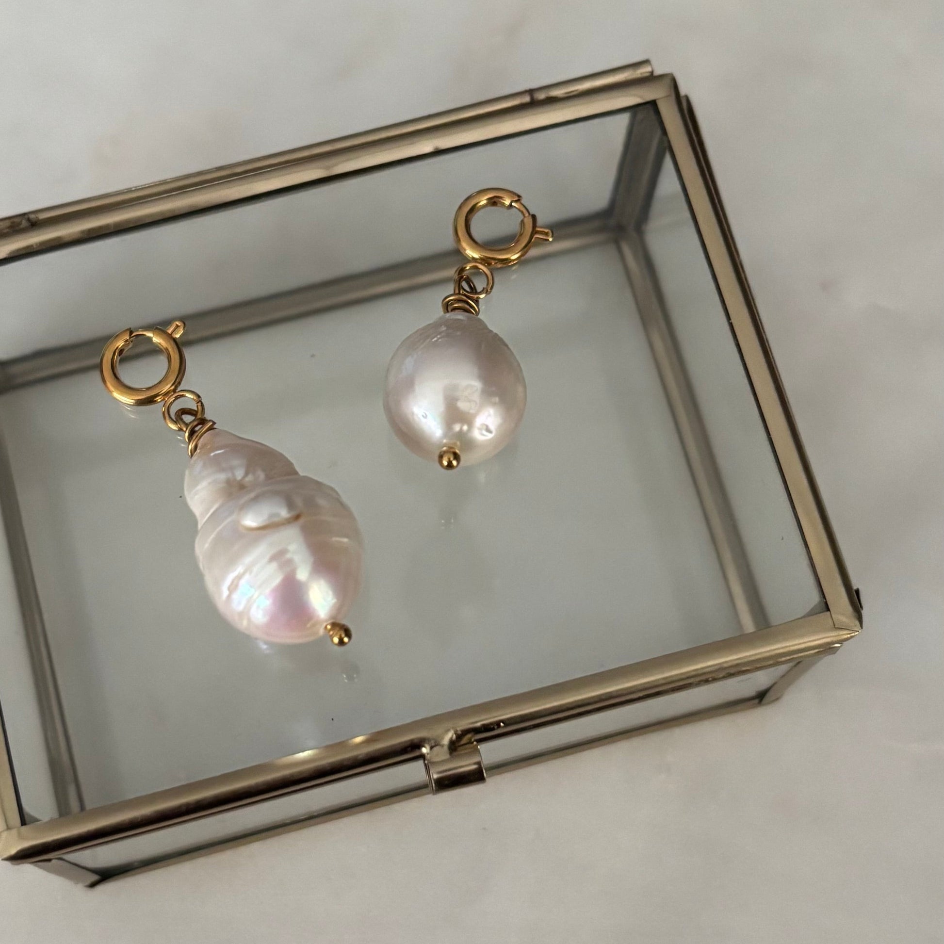 twee grote parels op sieradenkistje