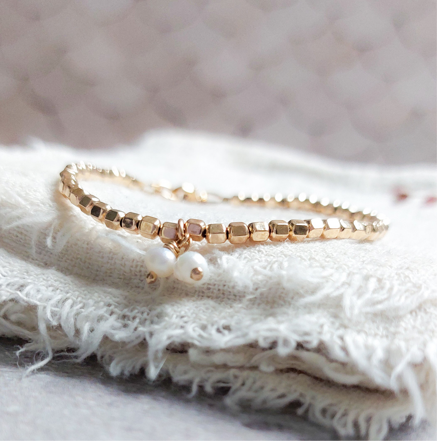14k goldfilled armband met vierante kraaltjes en kleine pareltjes