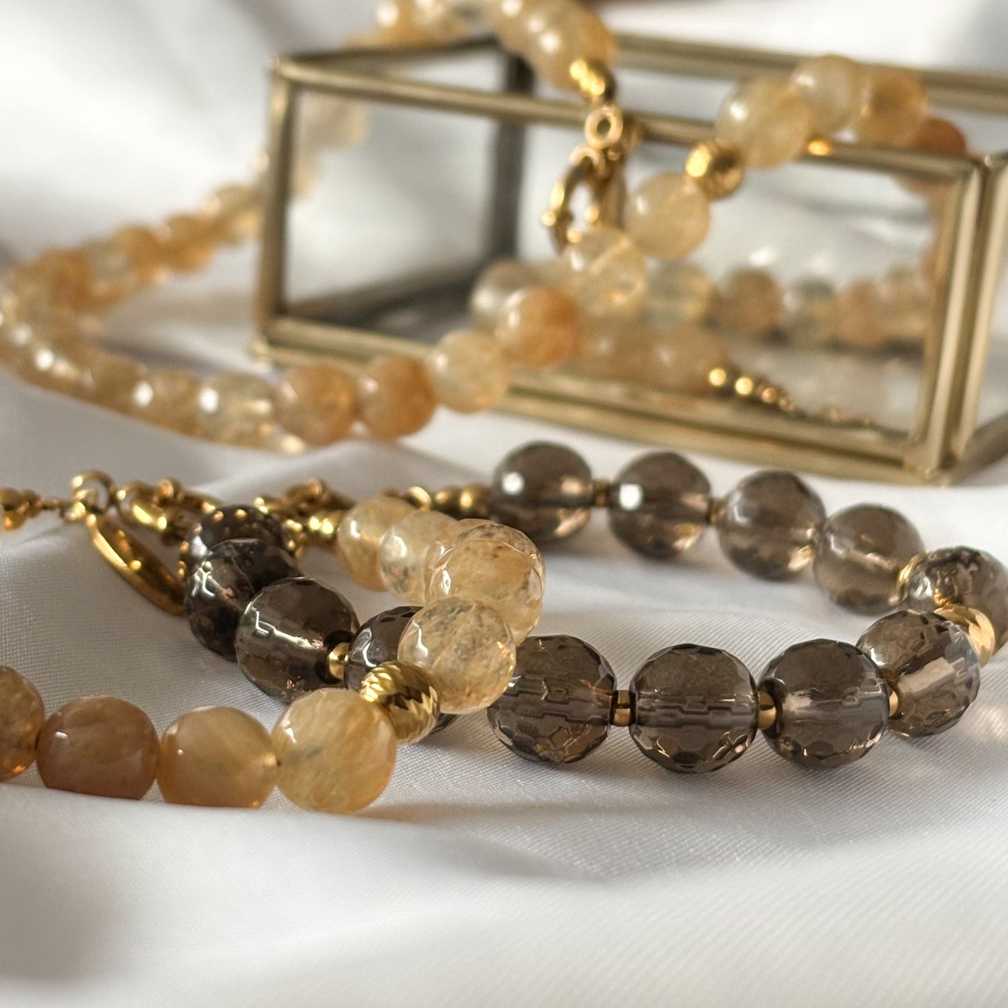 armbanden en ketting met kralen en rvs details