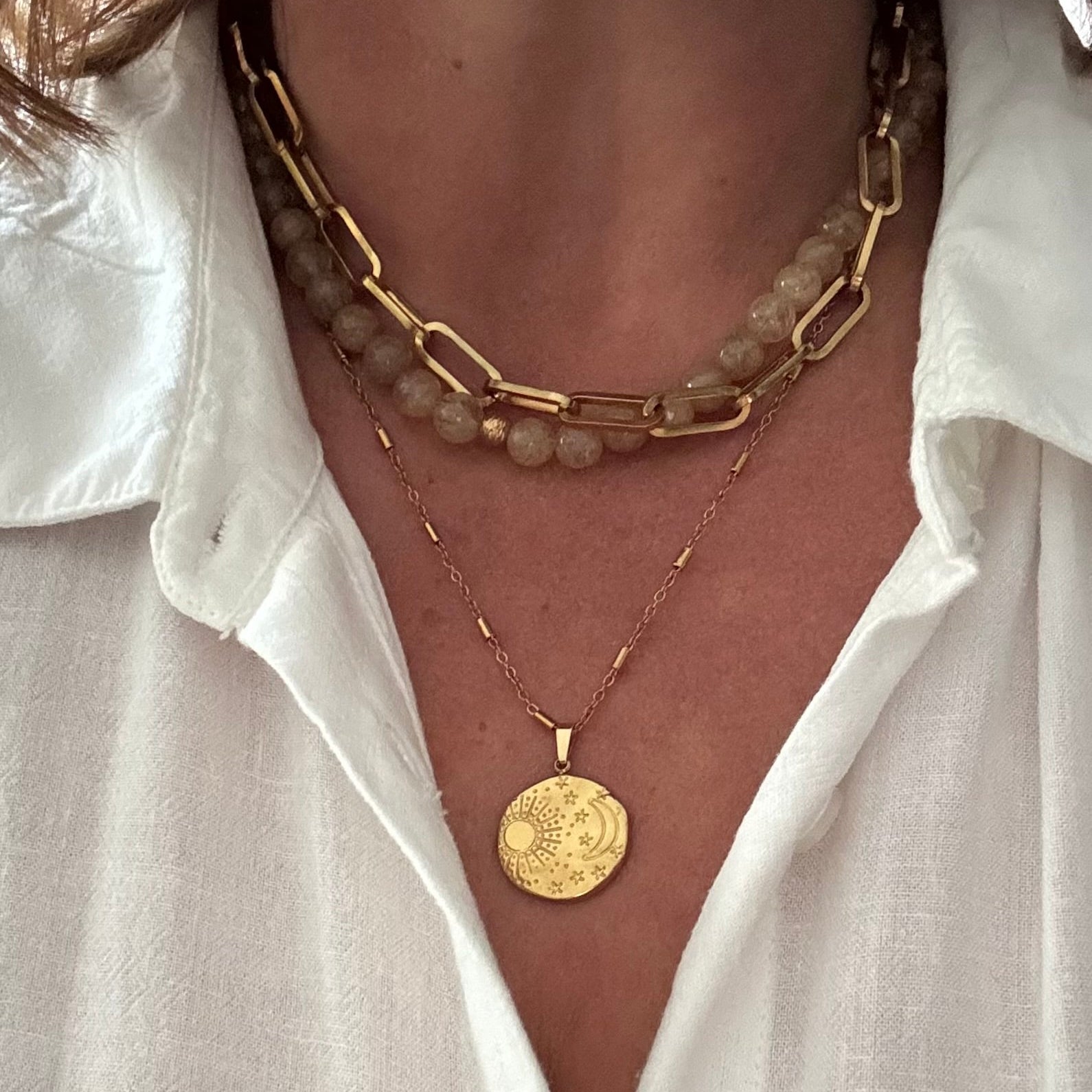 vrouw met kettingen stainless steel