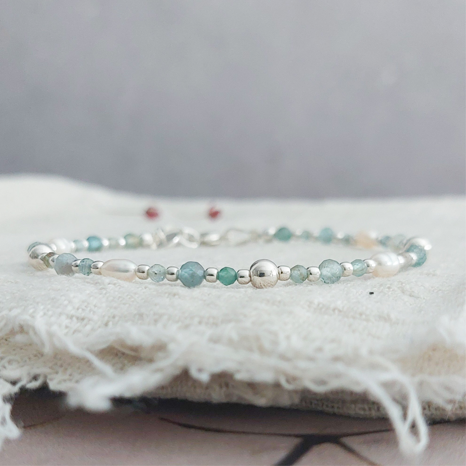 Zilveren kralen armband met groene edelsteen kyaniet