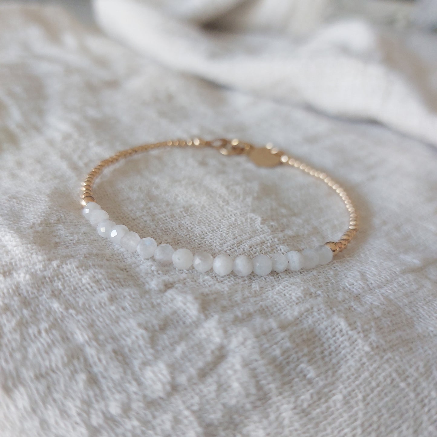 Edelsteen armband met witte maansteen en 14k gouden goldfilled kralen.
