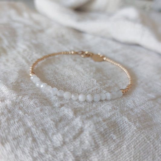 Edelsteen armband met witte maansteen en 14k gouden goldfilled kralen.