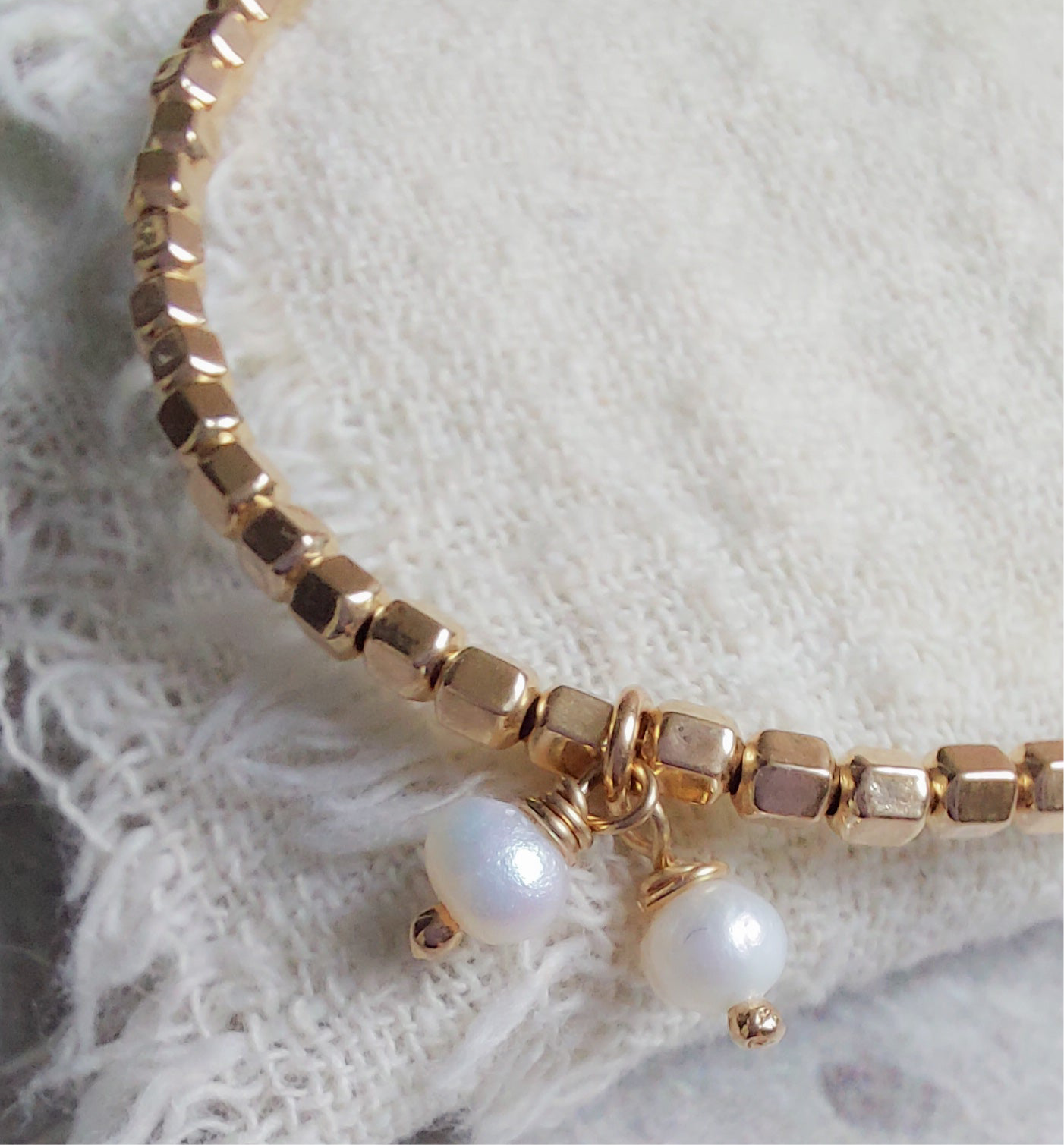 Goldfilled gouden armband met parels en vierkante kralen