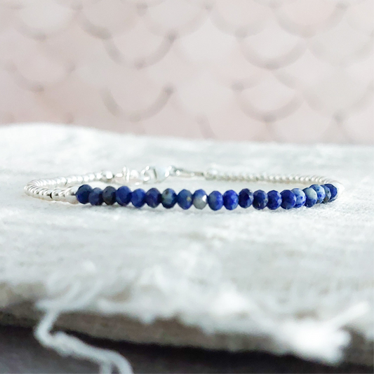 Zilveren edelsteen armband met blauwe lapid lazuli kralen