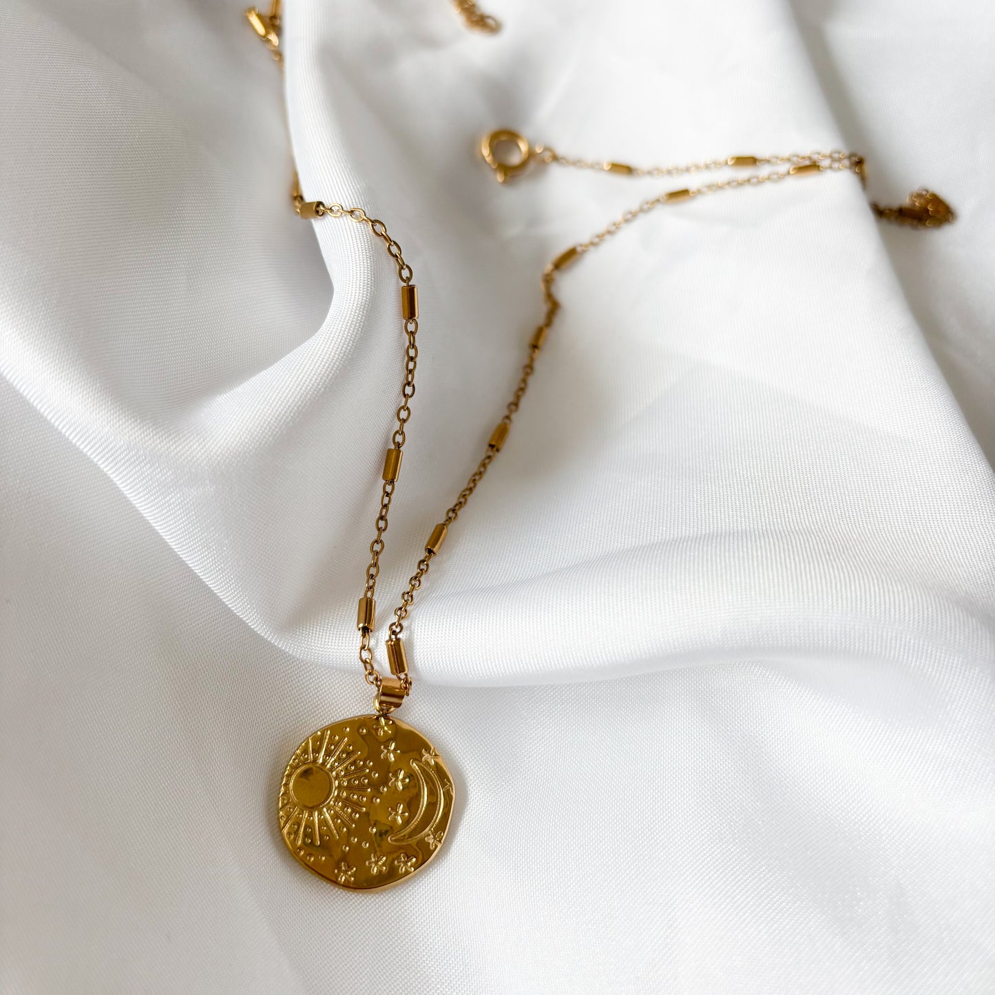 gouden rvs ketting met munt met sun moon stars