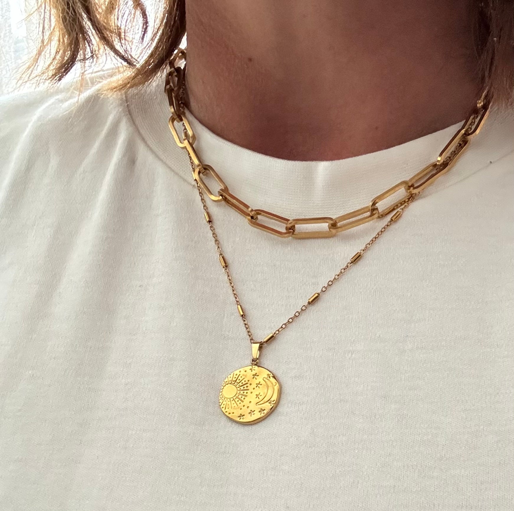 vrouw met stainless steel gouden kettingen