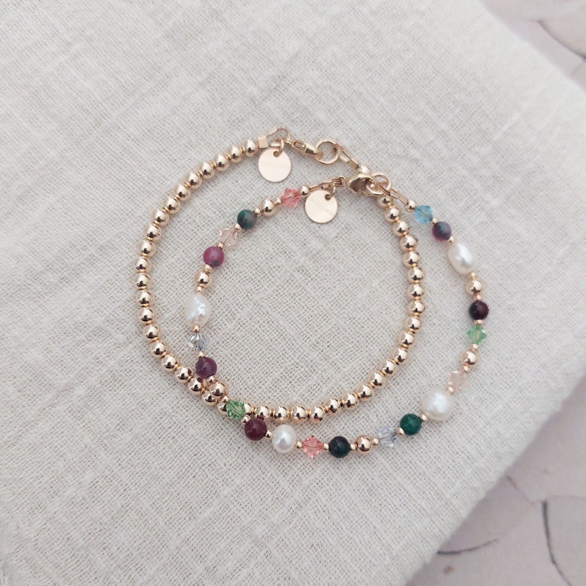 kralen armband samen met een gouden armband met natuurfsteen