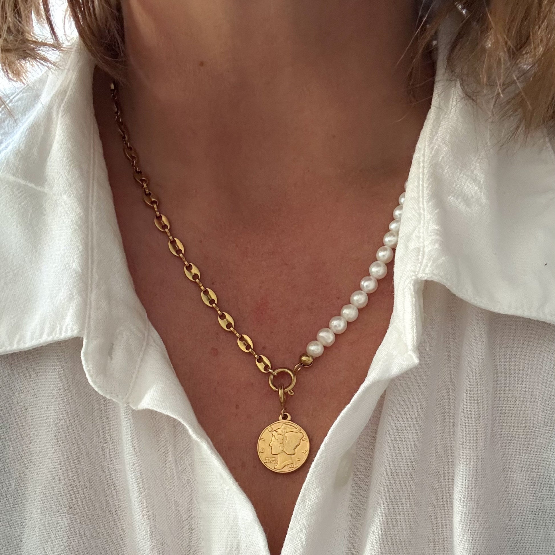 vrouw met parel ketting met munt bedel