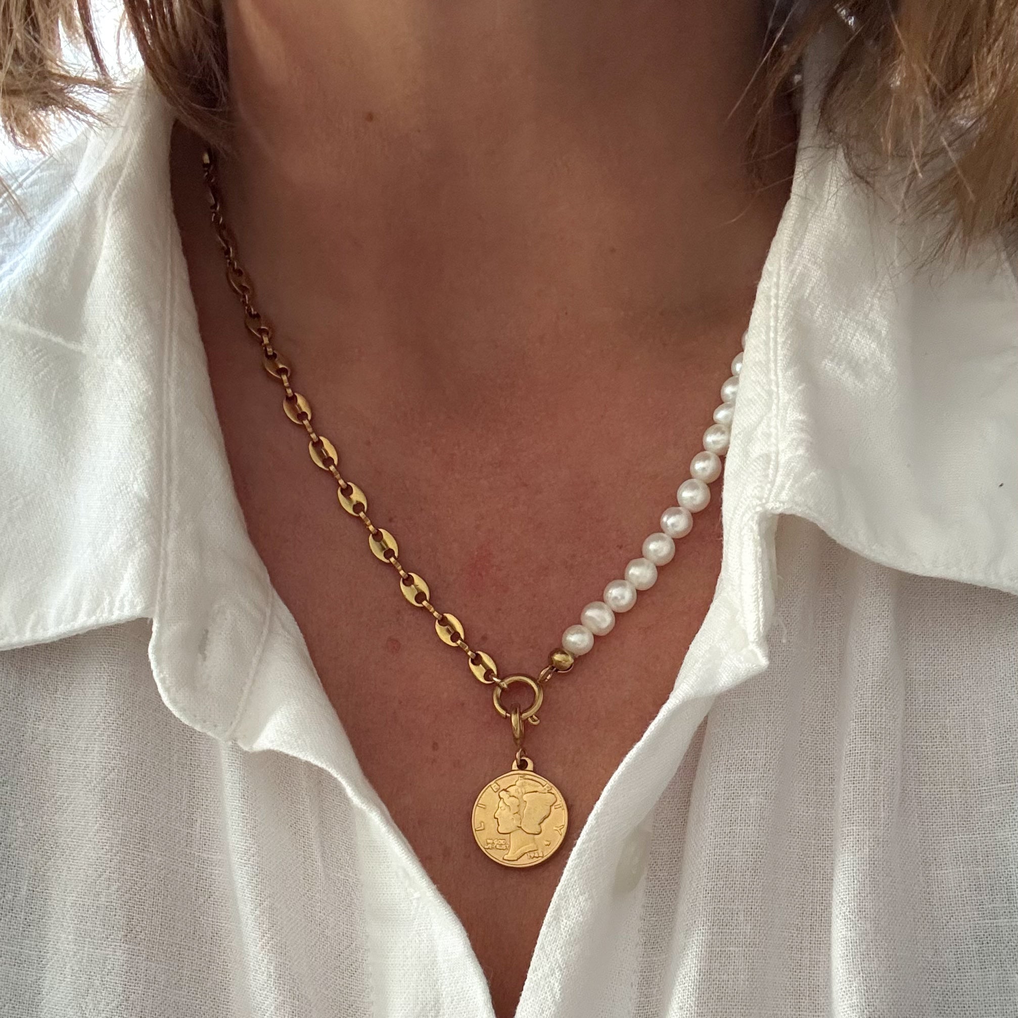 vrouw met parel ketting met munt bedel