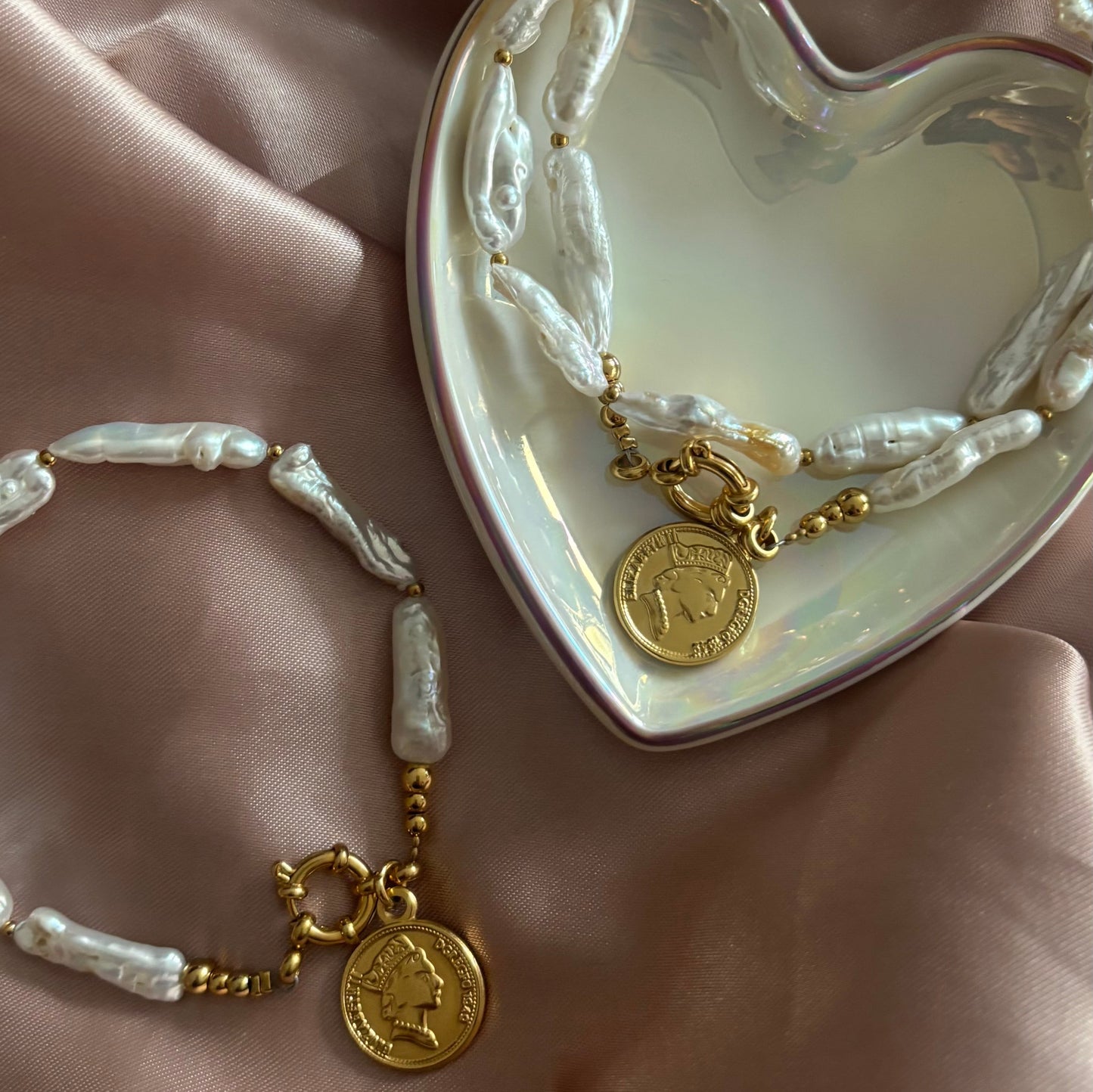 ketting en armband met lange smalle parels