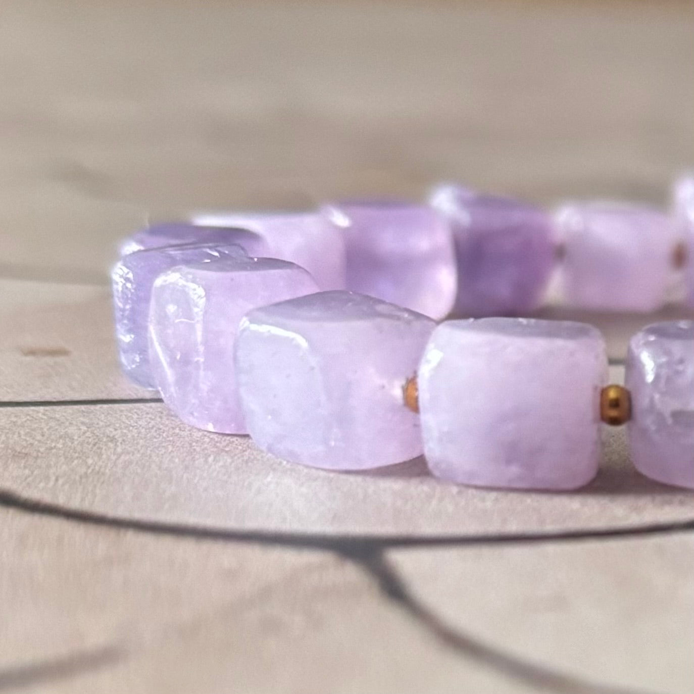 Armband met paarse amethist blokjes