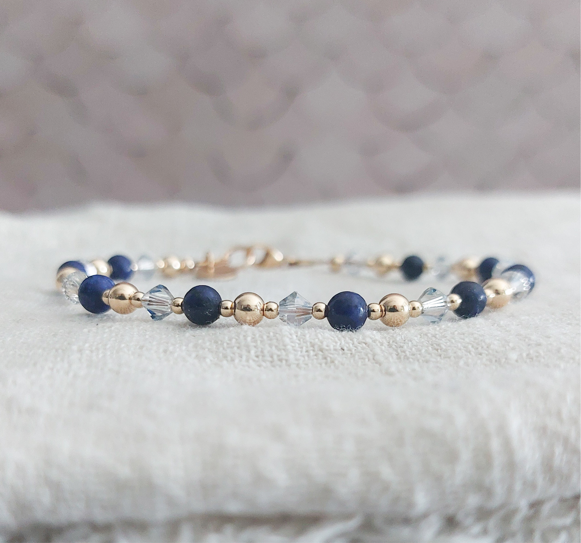 Edelsteen met lapis azuli, 14k gouden goldfilled kralen en swarovski kristal kralen