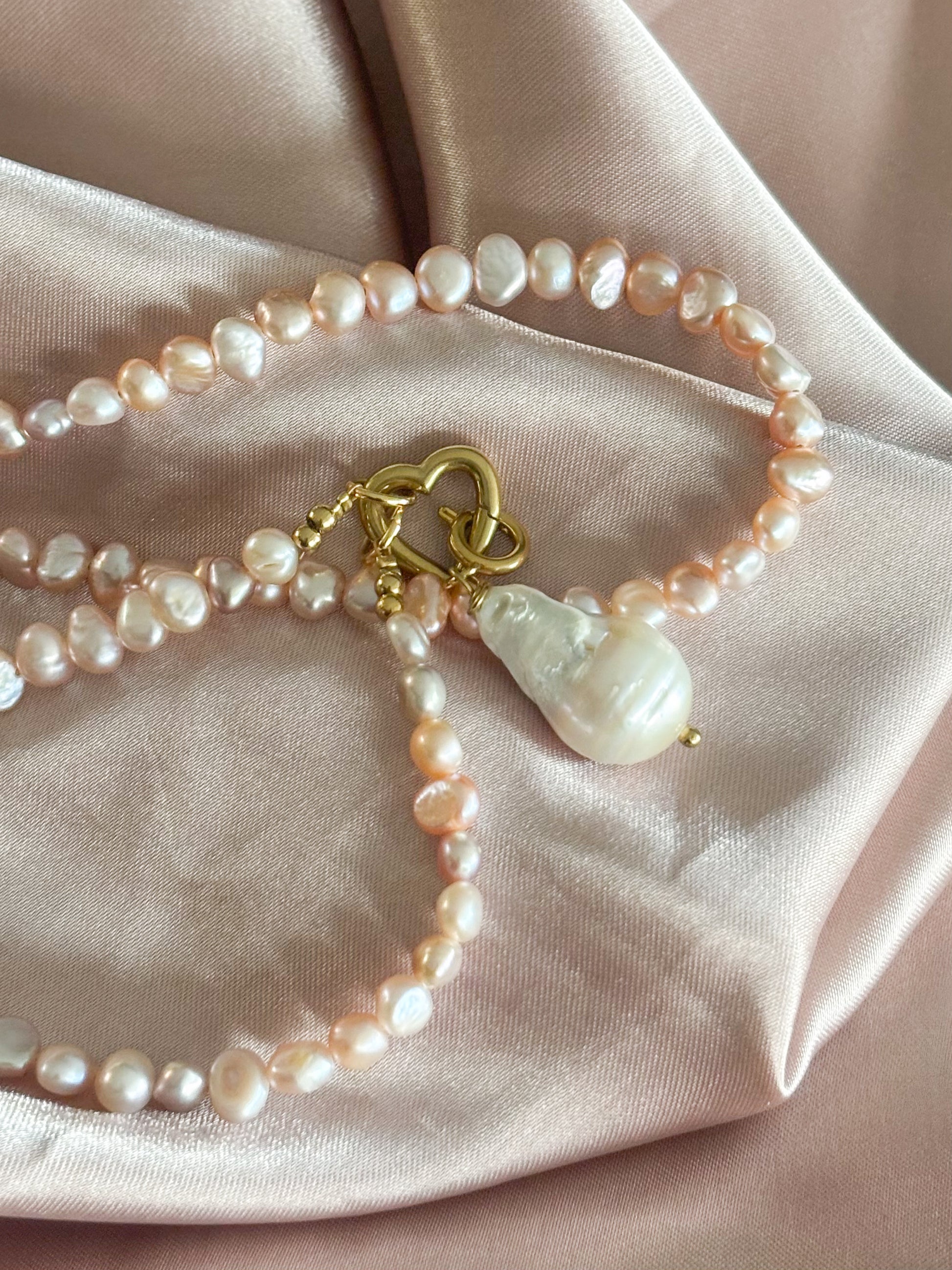 Roze parel ketting met parel bedel 