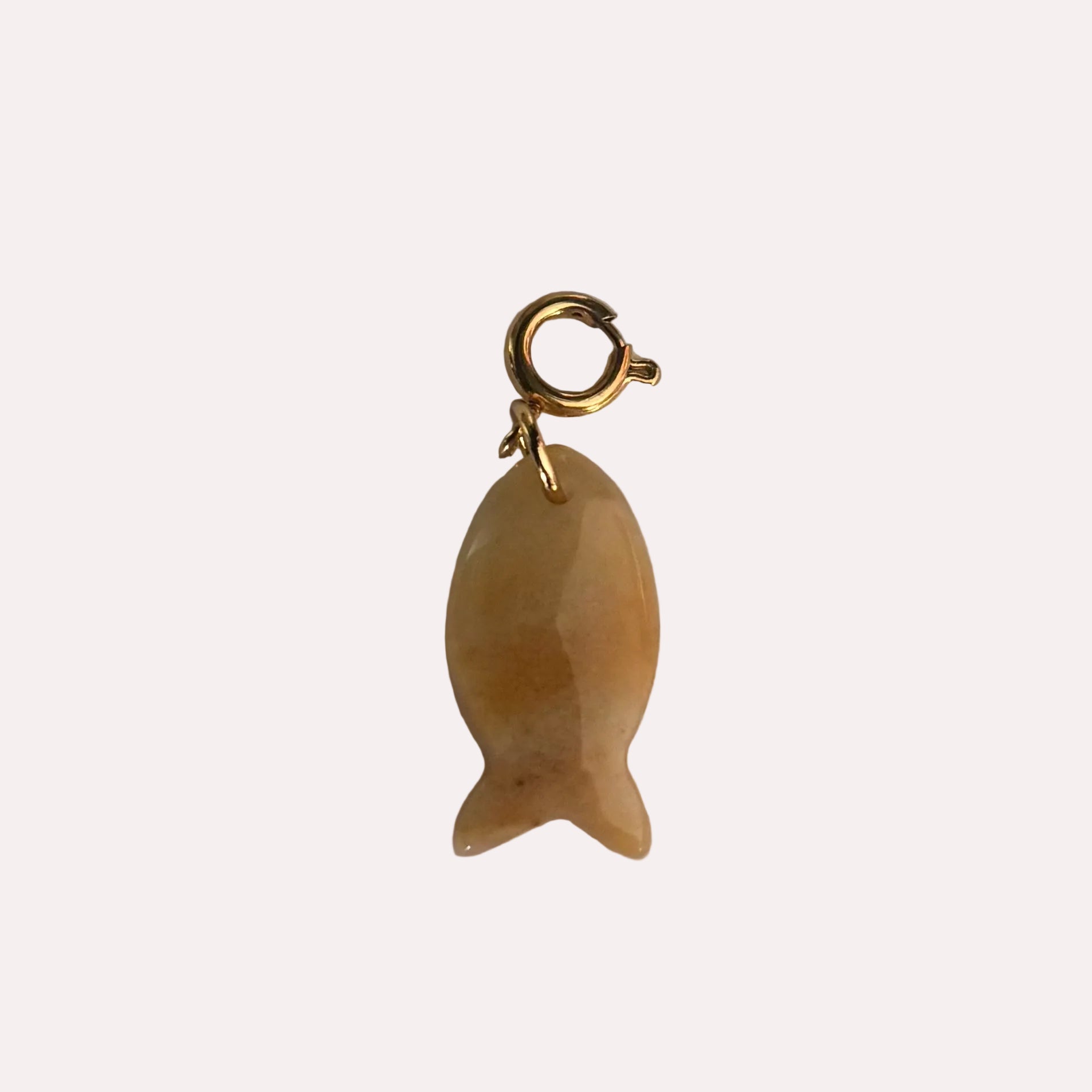 Hanger van geel natuursteen visje met gouden rvs afwerking