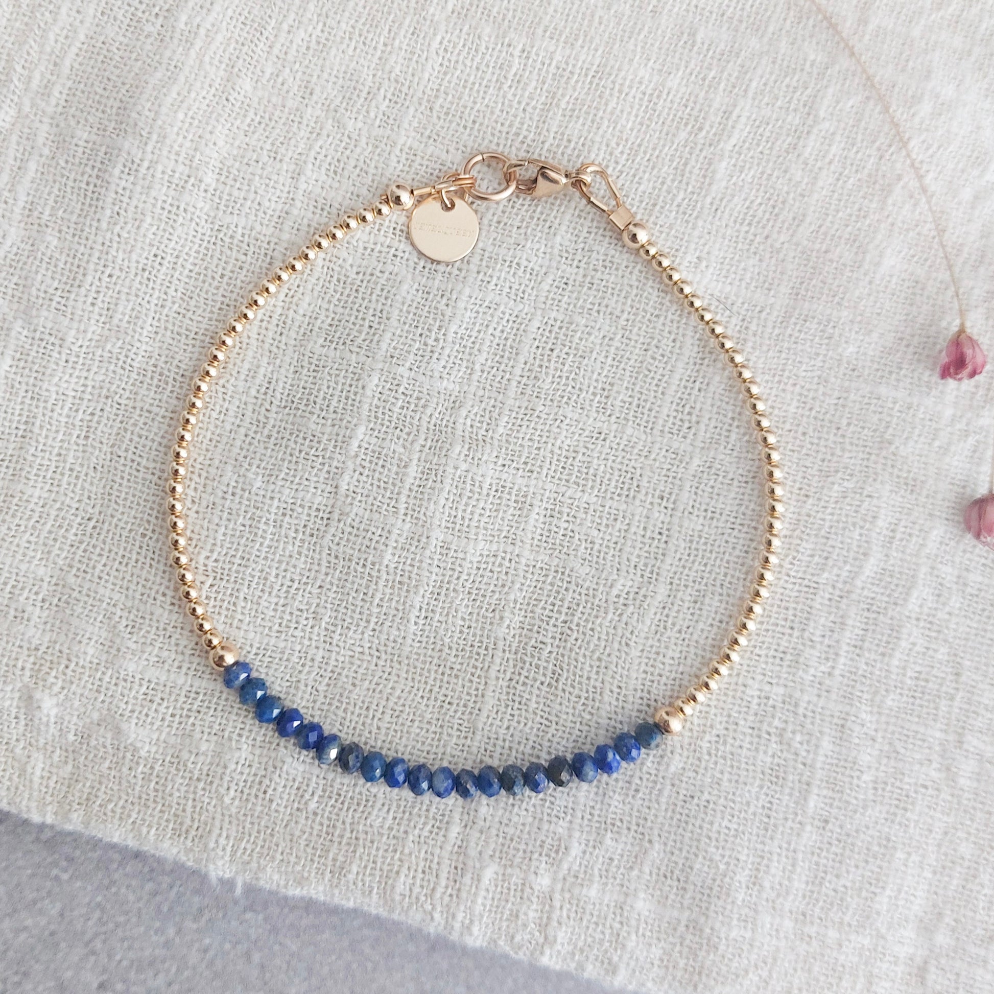 Edelsteen armband met blauwe lapis lazuli  en gouden kralen