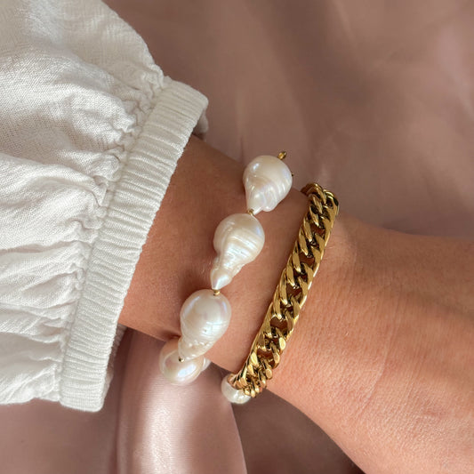 gouden handemaakte armbanden met grote witte parels