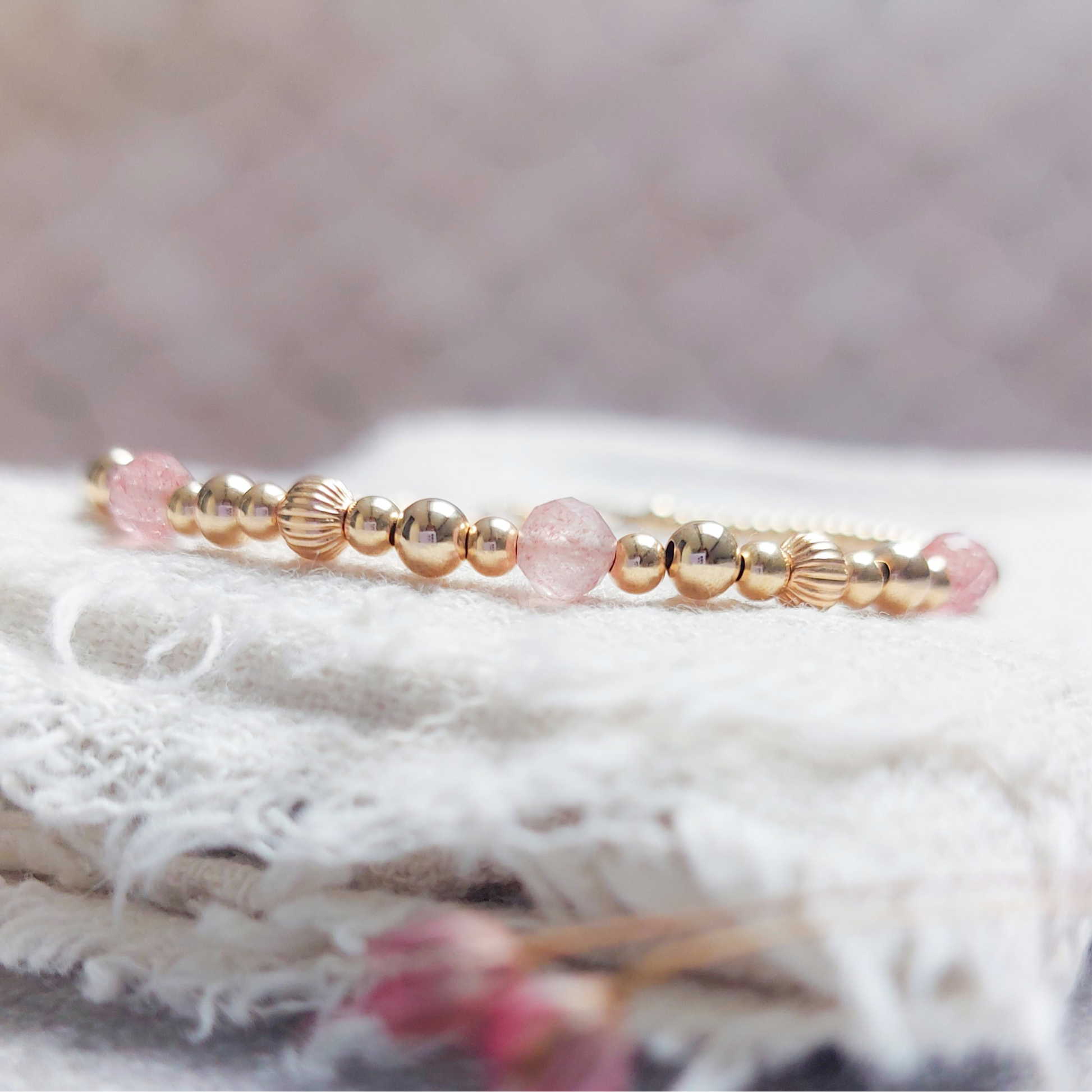 Armband met edelsteen aardbeien quarts en 14k Goldfilled kralen 