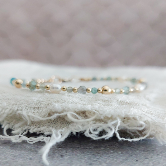 Goldfilled armband met grene kyaniet edelsteen en witte parels