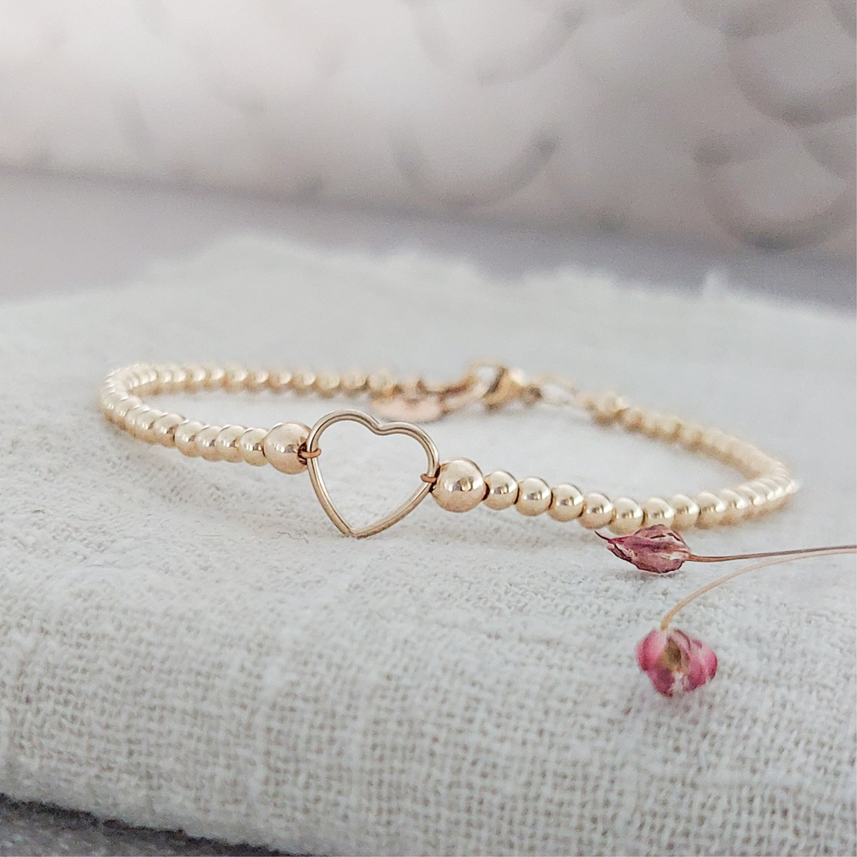 Goldfilled armband met slotje en in het midden een open hartje