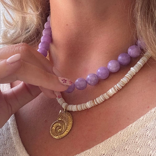 Ketting van wit beige schelp kralen en rvs gouden schelpen hanger