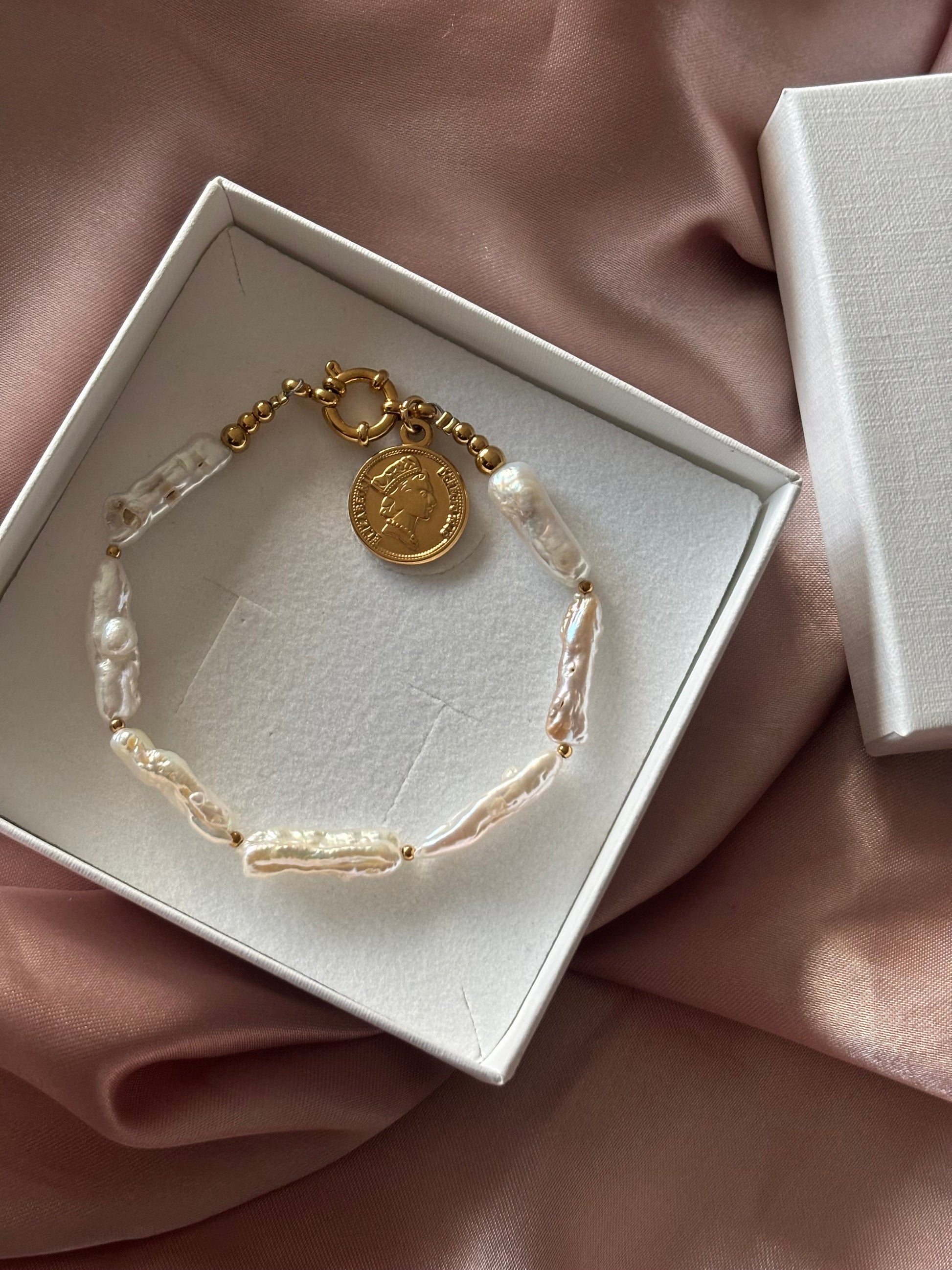 Parel armband in sieraden doosje