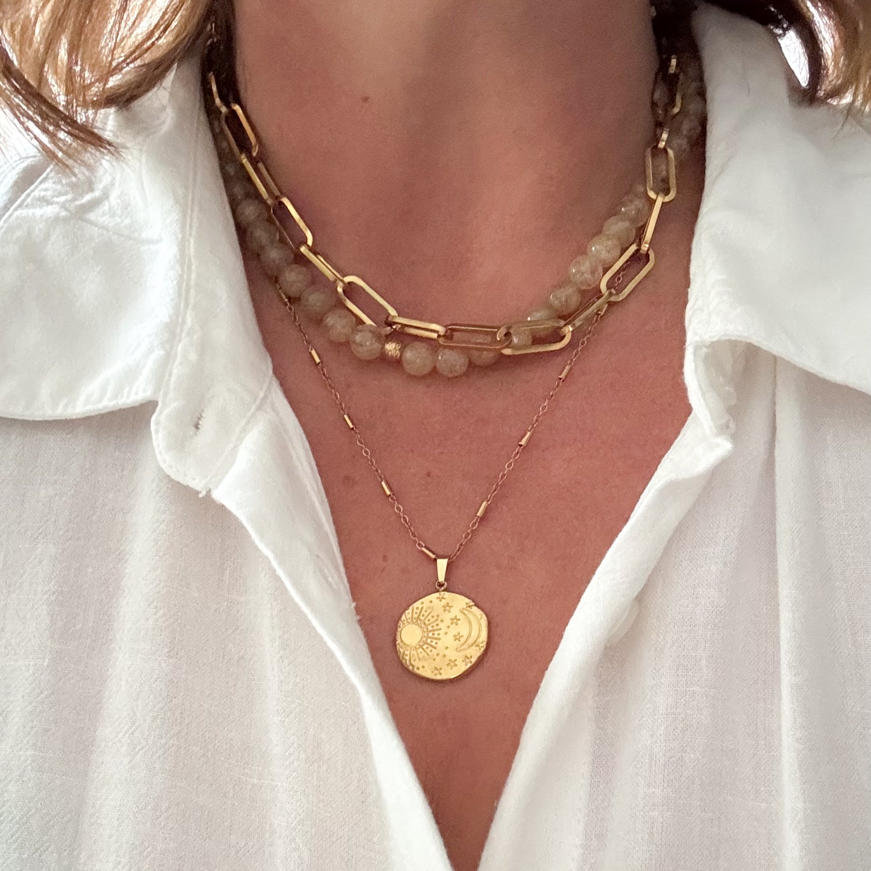 vrouw met kettingen rvs en natuursteen